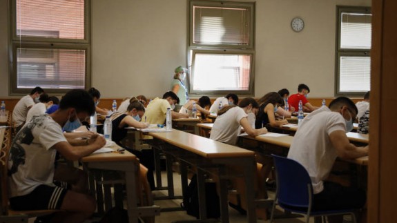 Alumnos realizando un examen con mascarilla. EUROPA PRESS
