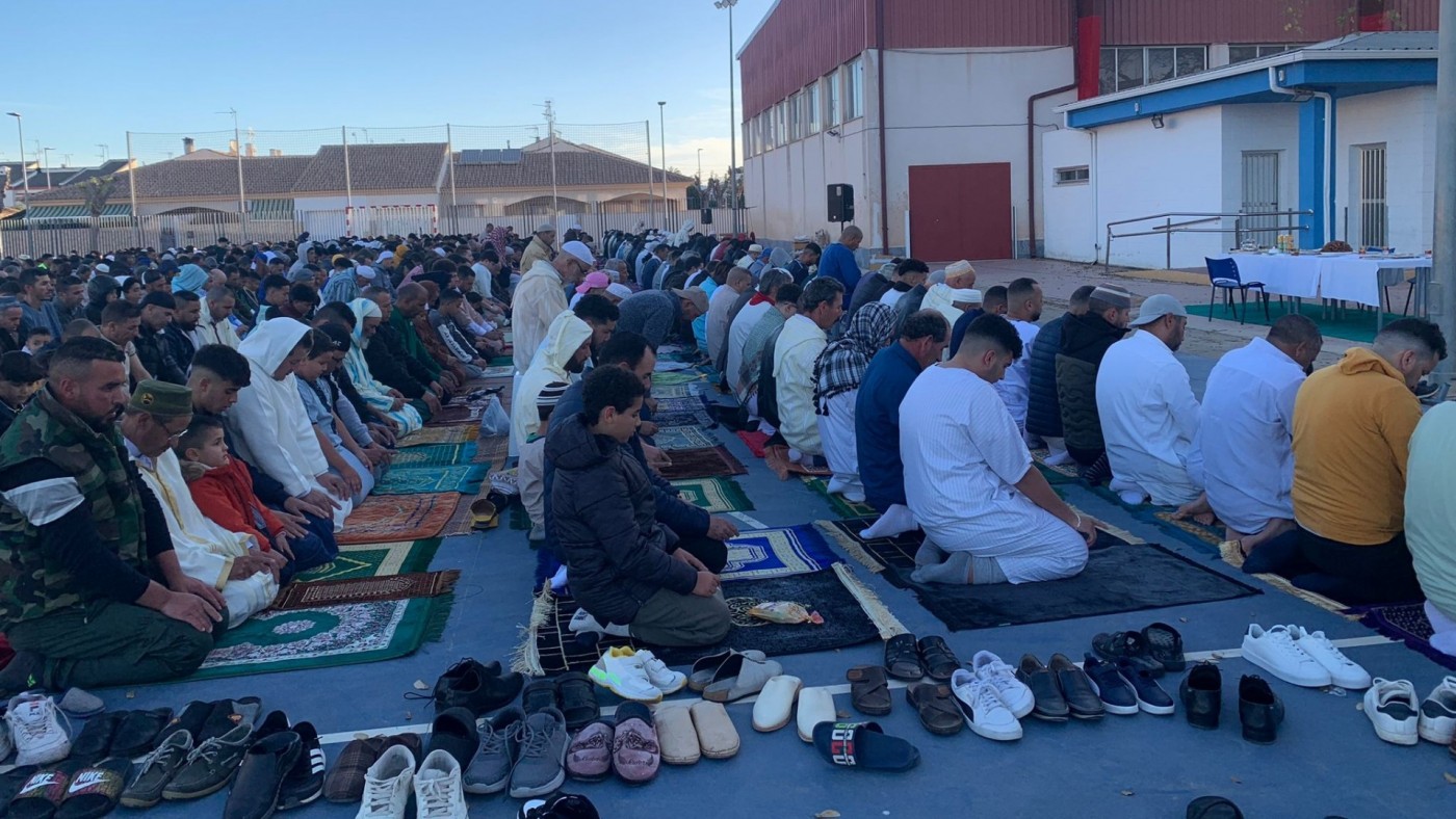 Culmina el Ramadán con la celebración del Eid al-Fitr un día para "compartir la alegría con los vecinos"