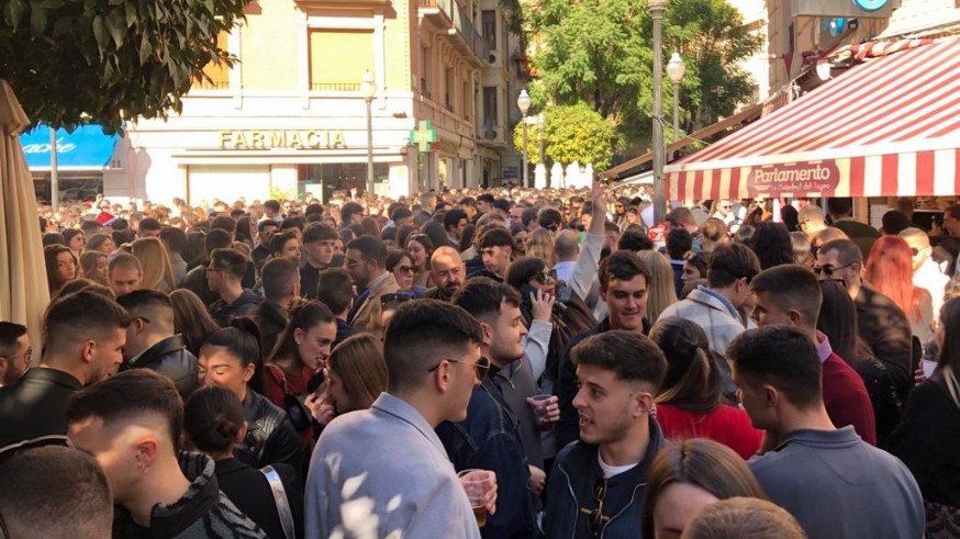 El aperitivo reúne a miles de personas en las calles de Murcia por Nochebuena
