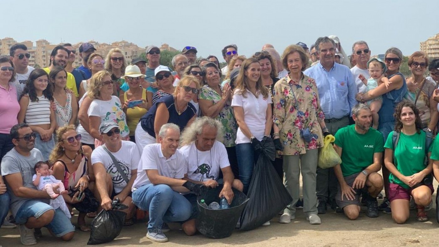 Doña Sofía participa en La Manga en la limpieza de playas