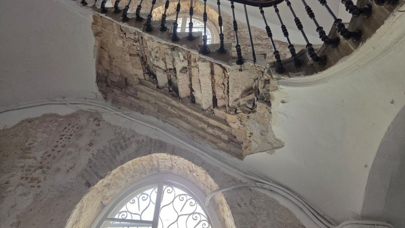 Desalojan un edificio de Cartagena tras el derrumbe de parte de una escalera