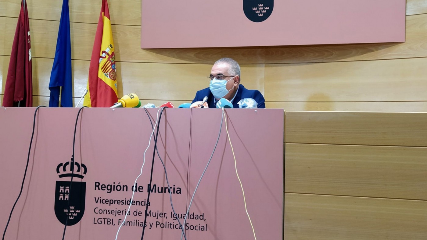 El director general de Familia y Menores Raúl Nortes en la rueda de prensa. ORM