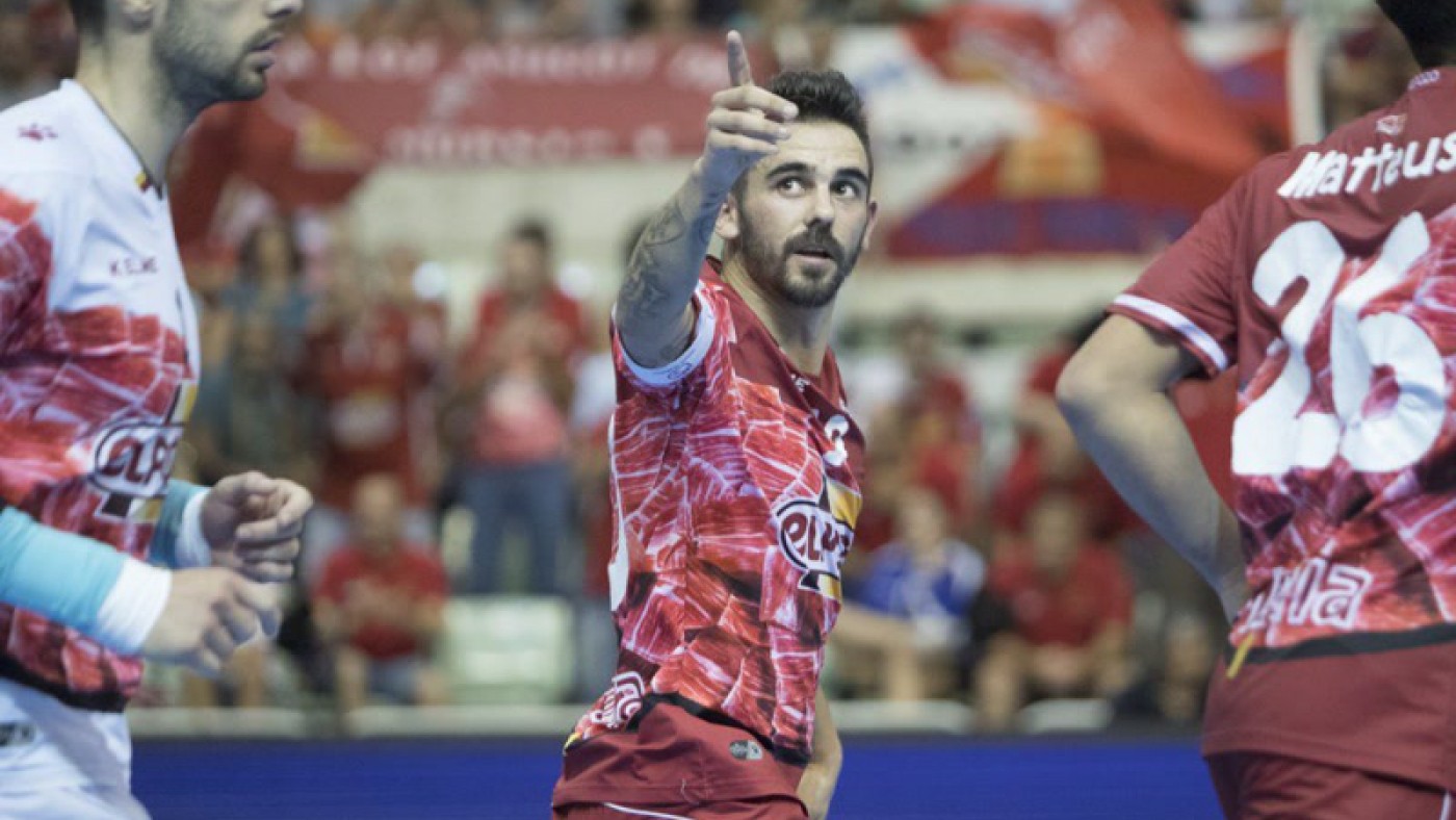 Álex celebra uno de los goles de su equipo