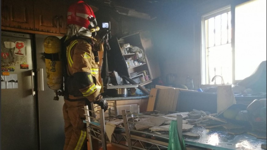 Bomberos sofocan un incendio en una vivienda de Cazalla, en Lorca