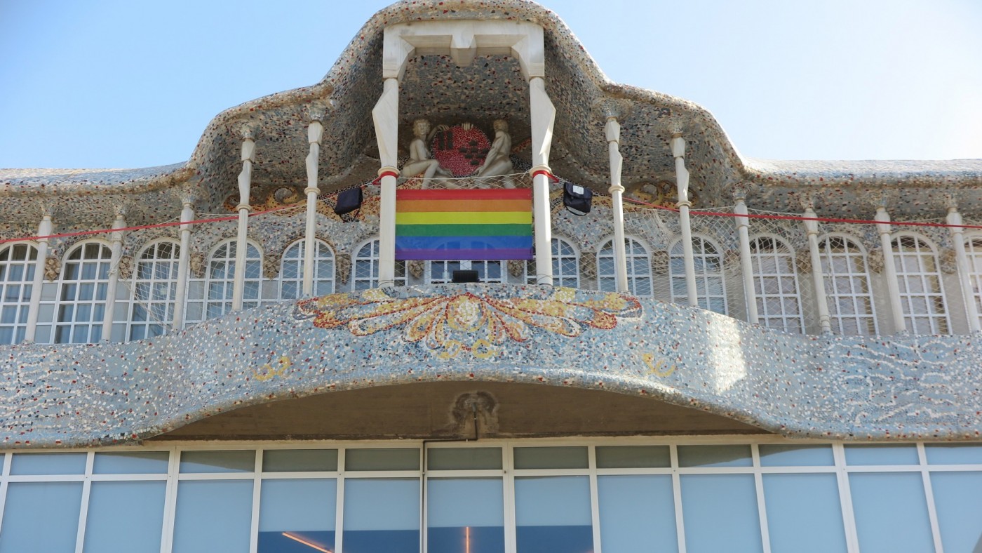 La Asamblea Regional exhibe la bandera arcoíris  con motivo del Día Internacional del Orgullo LGTBI