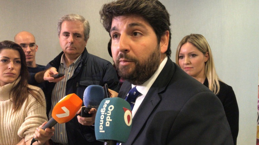 López Miras atiende a los medios tras hablar con Pedro Sánchez