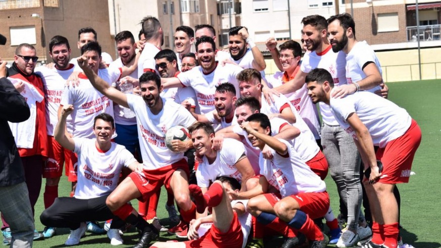 El equipo de El Palmar celebrando el ascenso. Foto: El Palmar CF