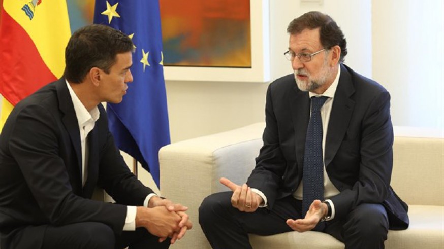 Rajoy recibe a Sánchez en Moncloa por el desafío catalán