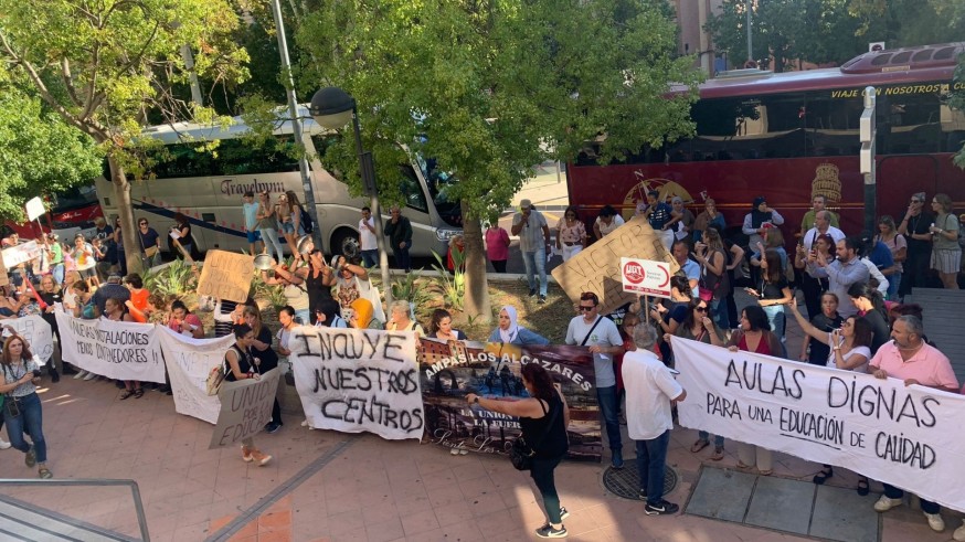 Protesta de la comunidad educativa de Los Alcázares frente a la consejería