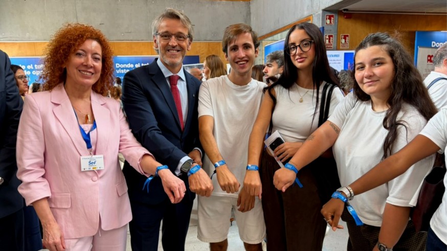 El consejero Luis Alberto Marín posa junto a participantes en la Feria de Empleo. CARM