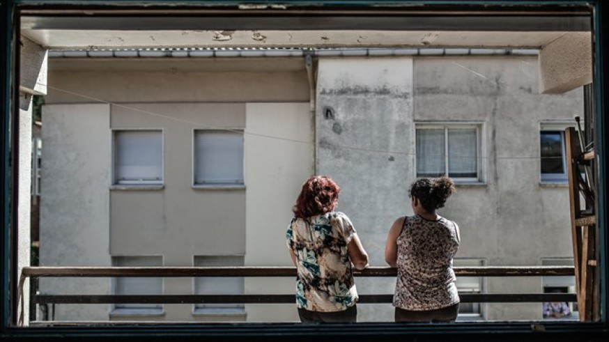 dos mujeres charlando en un balcón