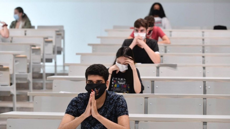 Imagen de archivo de estudiantes en examen en la UMU