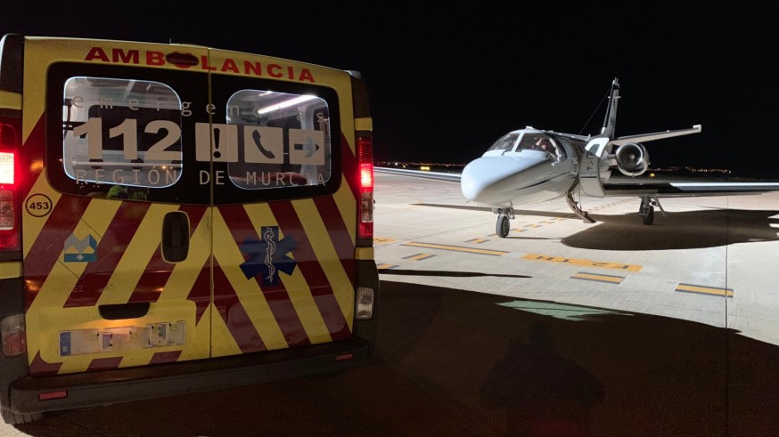 El avión que transportó varios de los órganos, en el aeropuerto de Corvera