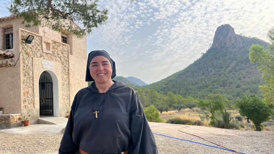 La última ermitaña murciana regresa a su casa tras el incendio de ayer
