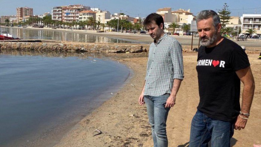 Javier Sánchez Serna, diputado por Unidas Podemos Murcia, y Matias Cantabella, concejal de Unidas Podemos San Javier, en una visita al Mar Menor