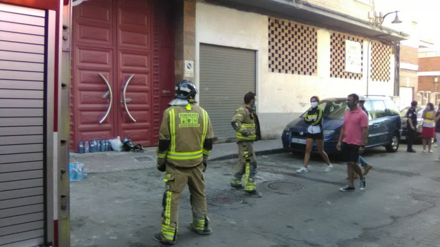 Bomberos y vecinos en el lugar del suceso