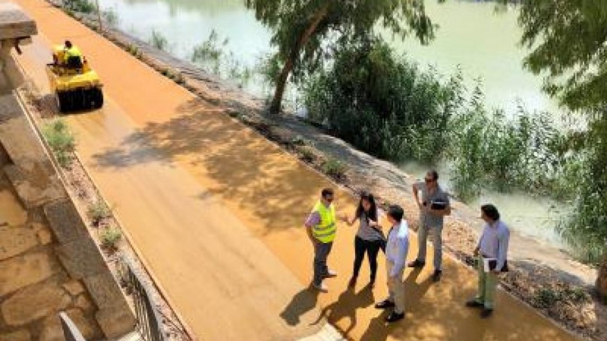 El alcalde hoy visitando las obras en la mota del río