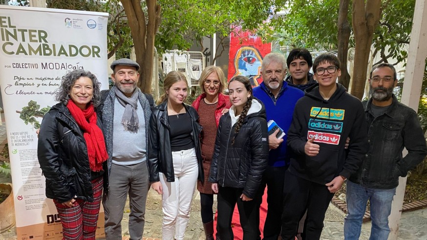 El Intercambiador de ropa educa en buenas prácticas frente al fast fashion