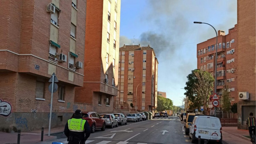 humo saliendo del edificio que ha sido desalojado
