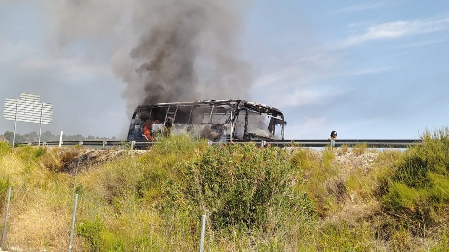 VIDEO | Arde un autobús en la autovía del Noroeste, en Mula