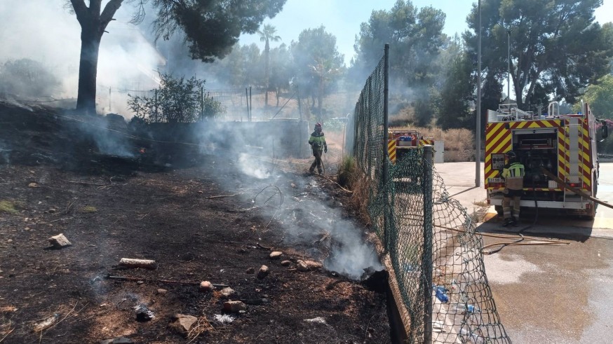 Bomberos extinguen un incendio en una pinada urbana de Las Torres de Cotillas