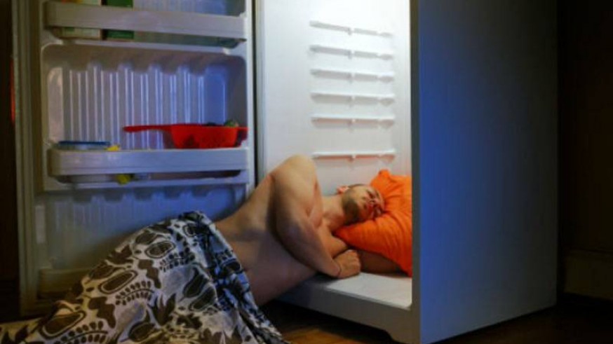 Un hombre durmiendo y aguantando el calor de la noche. SALUD180