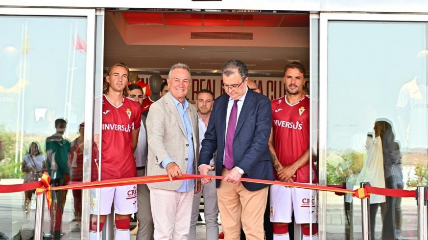 Los 16.000 abonados del Real Murcia pueden disfrutar de la tienda renovada a la espera de Flakus
