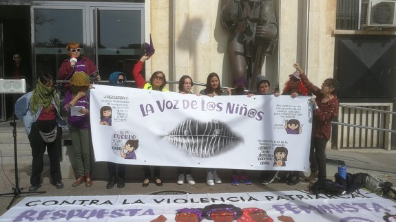 Concentración de mujeres frente al Palacio de Justicia en Murcia