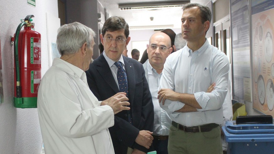 Visita del consejero Manuel Villegas (c) al hospital de Yecla