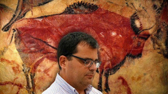 José Antonio Molina ante pintura rupestre de Altamira