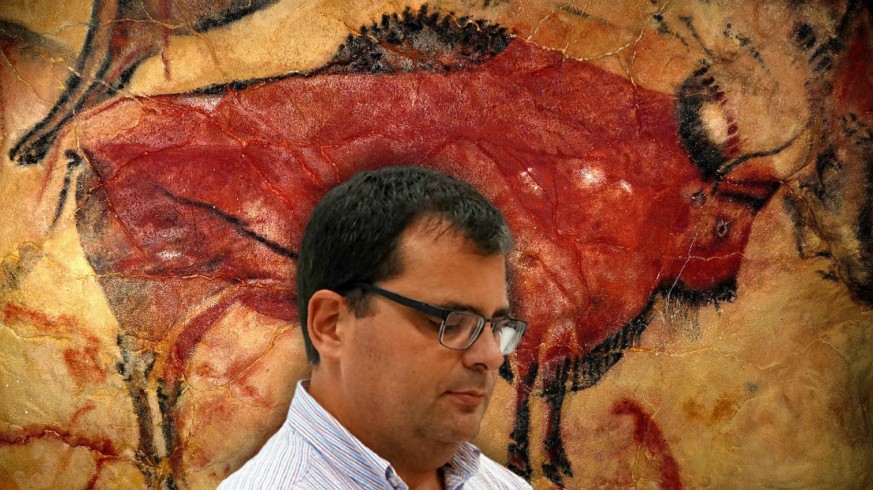 José Antonio Molina ante pintura rupestre de Altamira