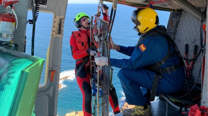 Bomberos del Grupo de Rescate Aéreo recuperan un cadáver hallado en un acantilado de Cabo de Palos