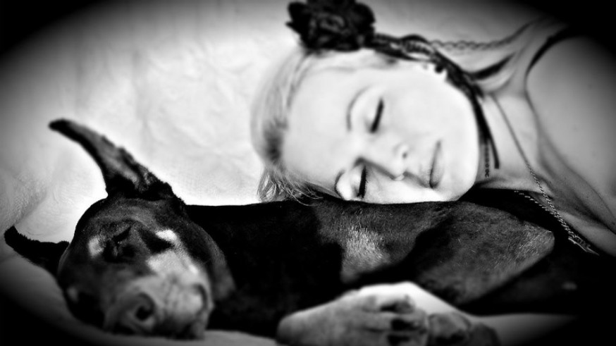 Mujer y perro durmiendo