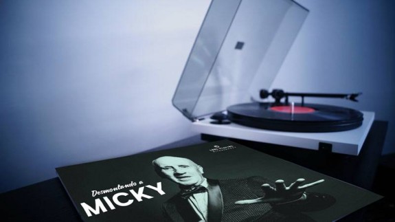Tocadiscos y portada del disco 'Desmontando a Micky'