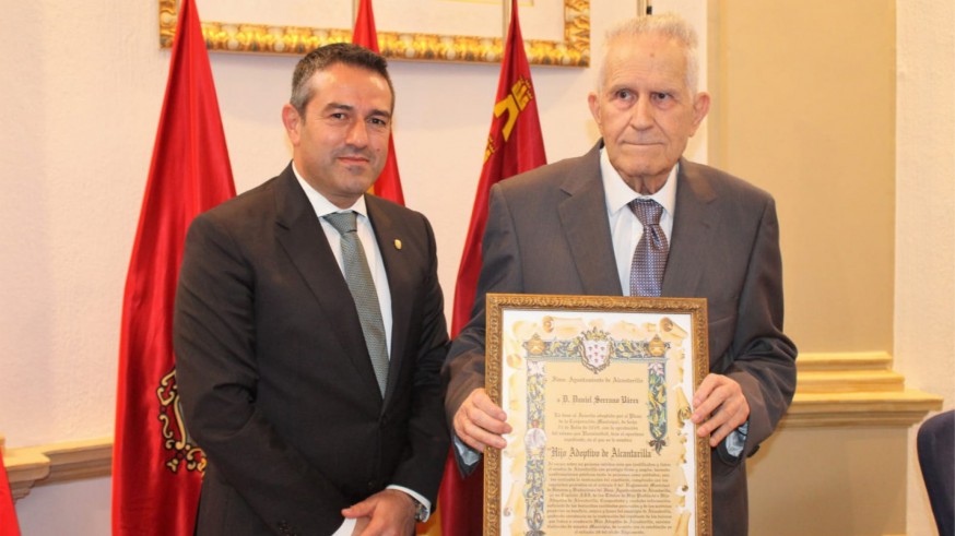 El Alcalde de Alcantarilla, Joaquín Buendía, en la entrega del título de Hijo Adoptivo a Daniel Serrano