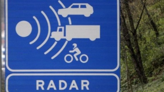 Una señal de tráfico anunciando un radar. EUROPA PRESS