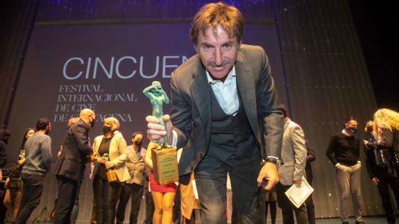 Antonio de la Torre muestra su Premio en el FICC. Foto: FICC
