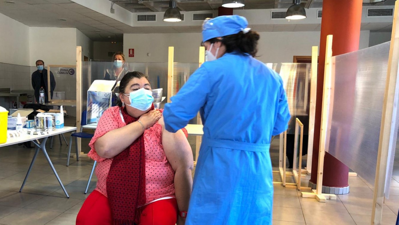 Una de las usuarias vacunada hoy en Molina