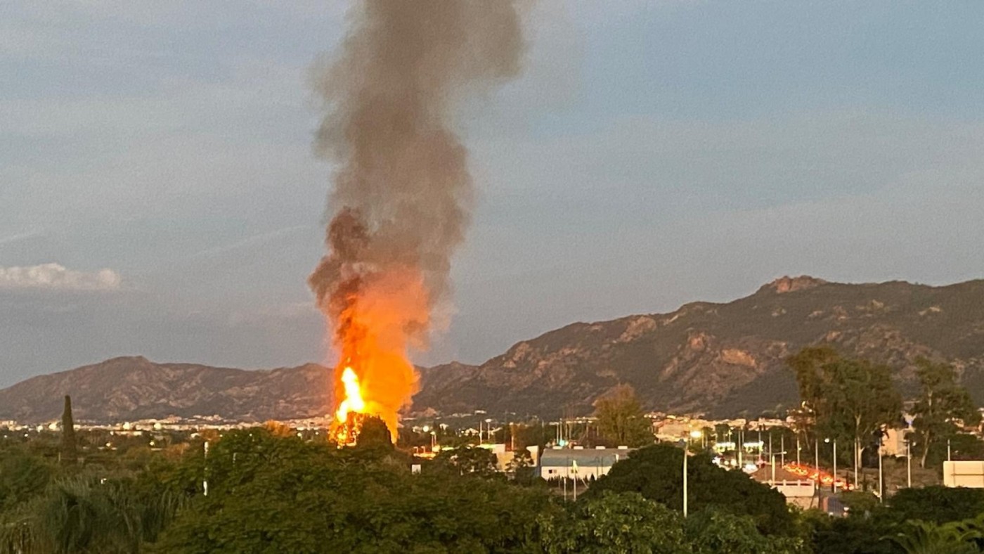 Un incendio en La Alberca amenaza con alcanzar la gasolinera de la carretera de El Palmar