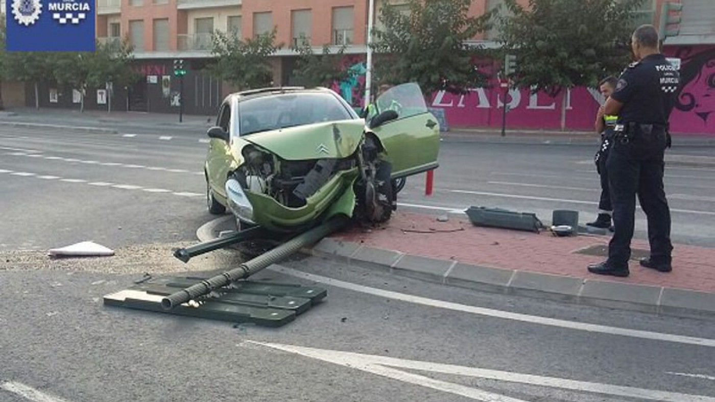Herida una conductora, que circulaba bajo los efectos el alcohol, tras chocar contra un semáforo