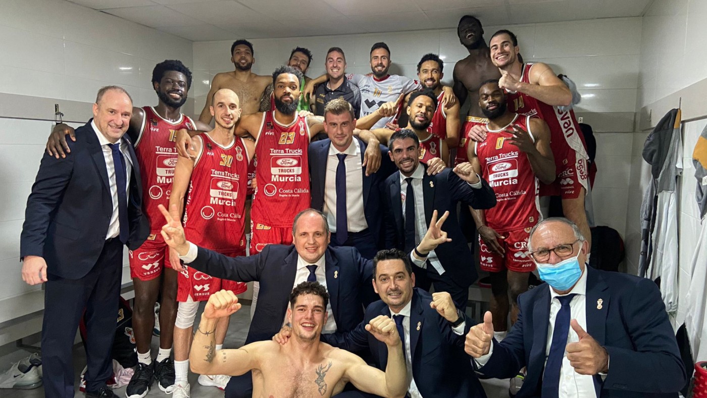 Jugadores, técnicos y dirigentes del Real Murcia Baloncesto celebran la clasificación para la fase de ascenso