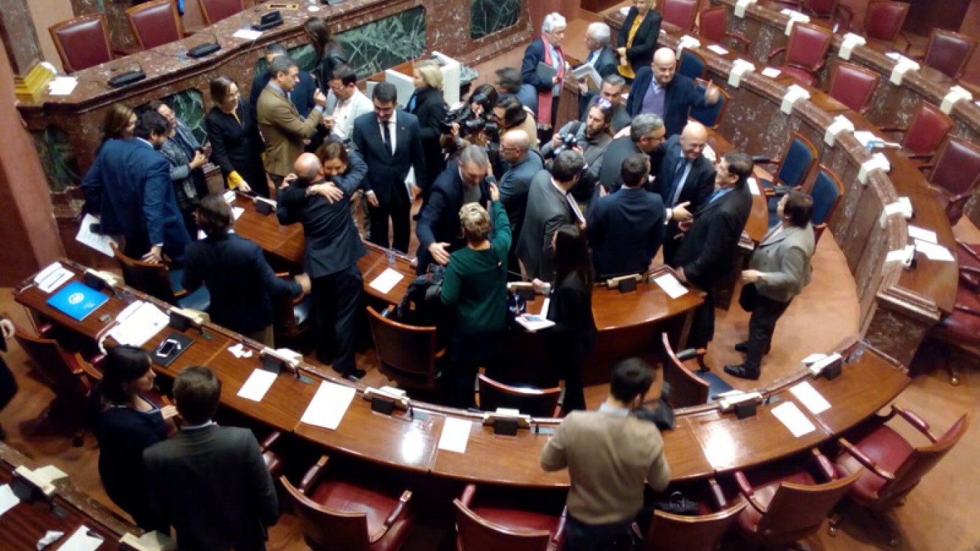 Diputados saludándose en el hemiciclo tras la aprobación de los Presupuestos