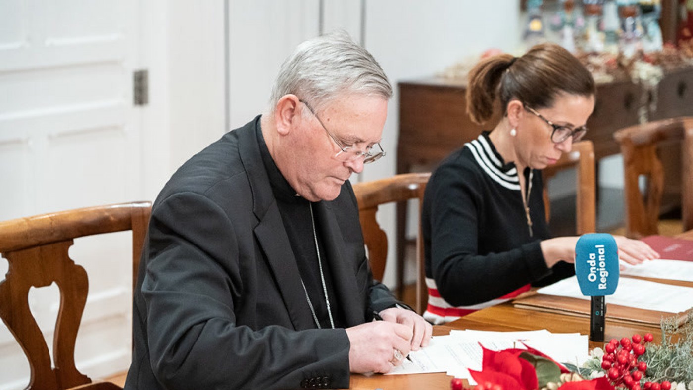 El obispo y la alcaldesa firman el convenio de colaboración