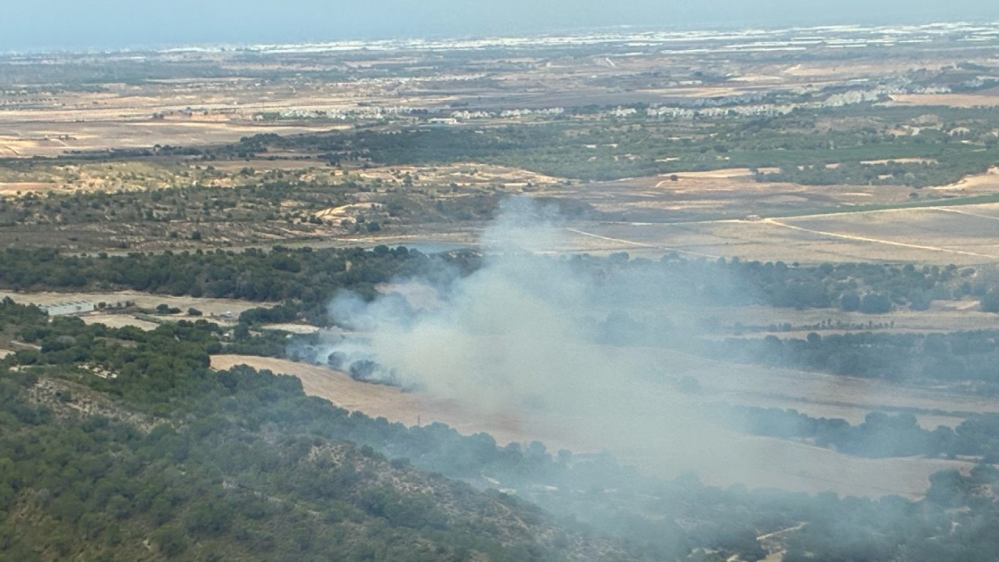 Movilizado un amplio operativo para sofocar un incendio forestal en Gea y Truyols