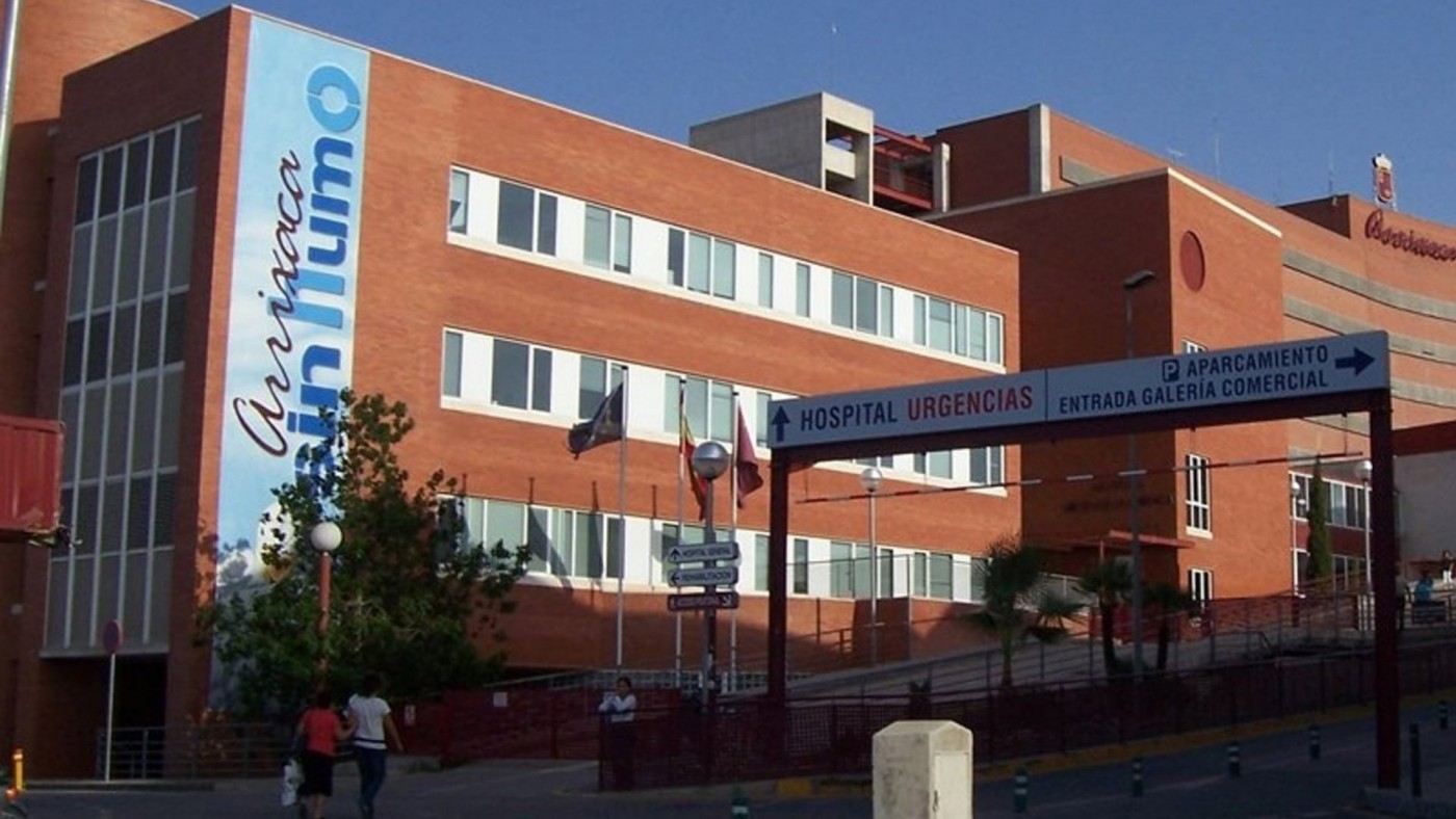 Un trabajador, en la UCI tras caer desde un tejado en Fortuna