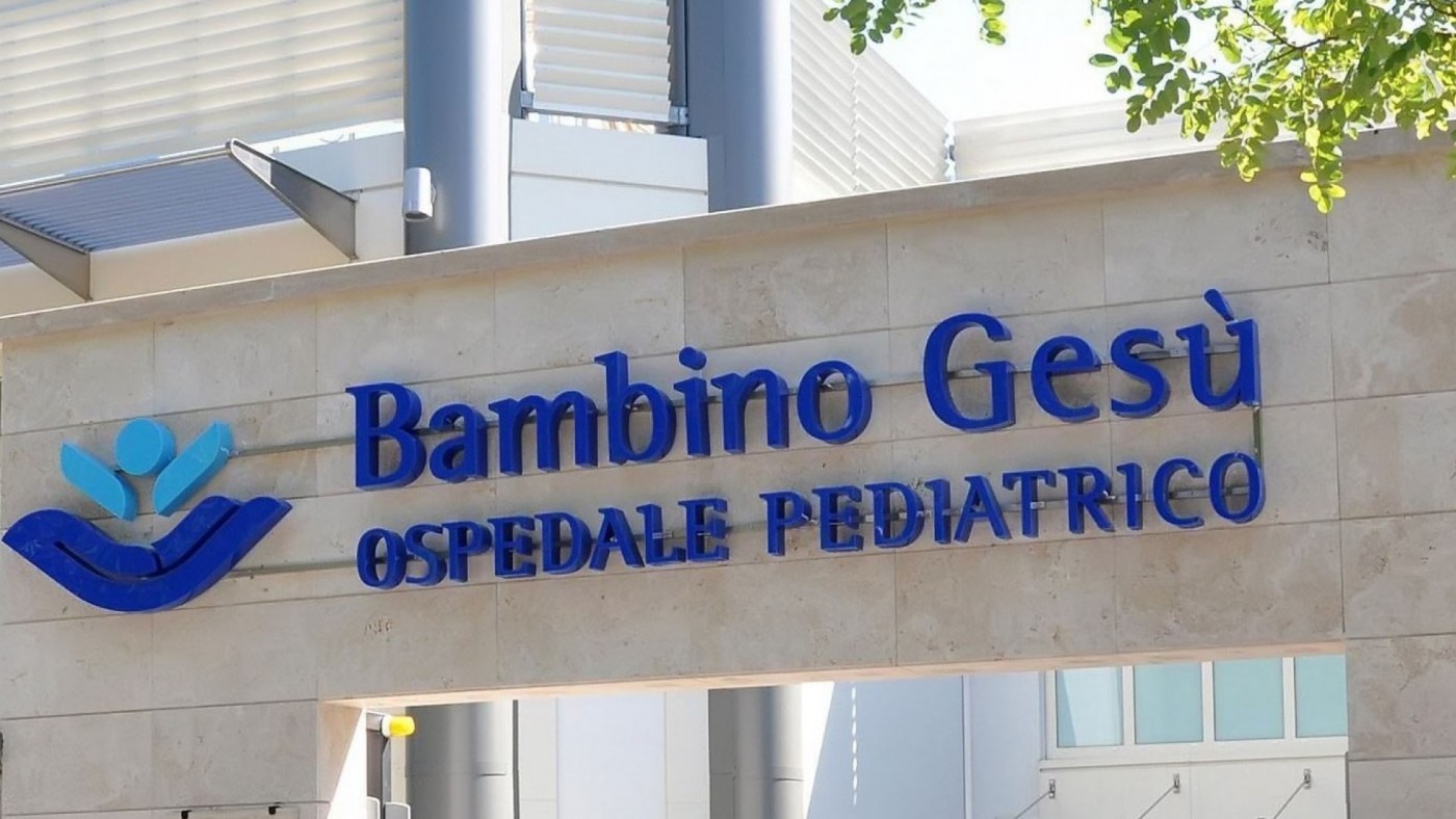 El papa visita en Roma a un joven cartagenero ingresado en el hospital