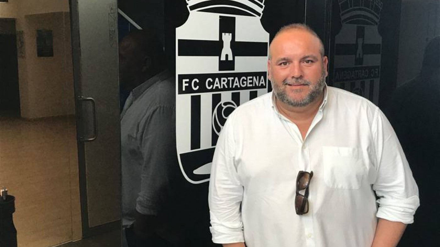 Manuel Sánchez junto al escudo del FC Cartagena