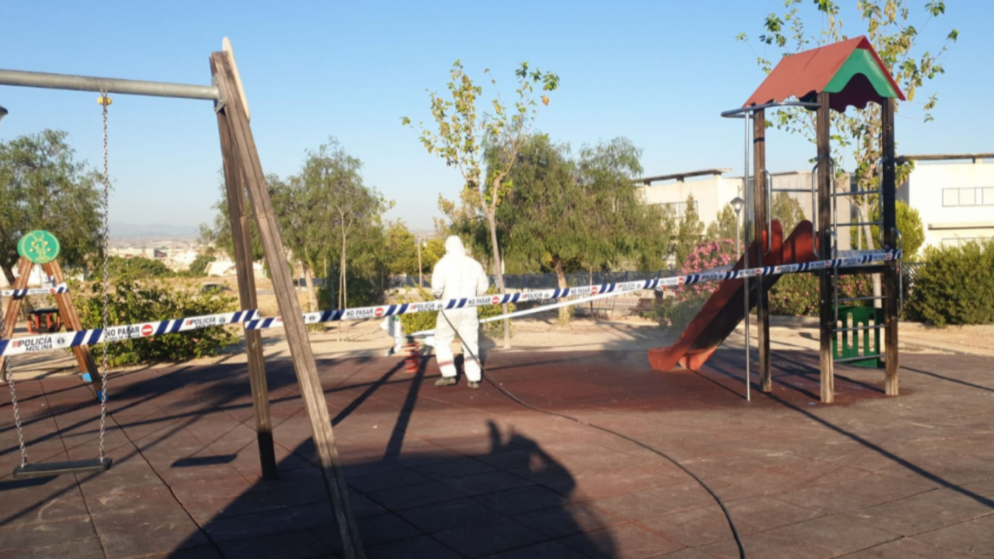 Tareas de limpieza de parques en Molina