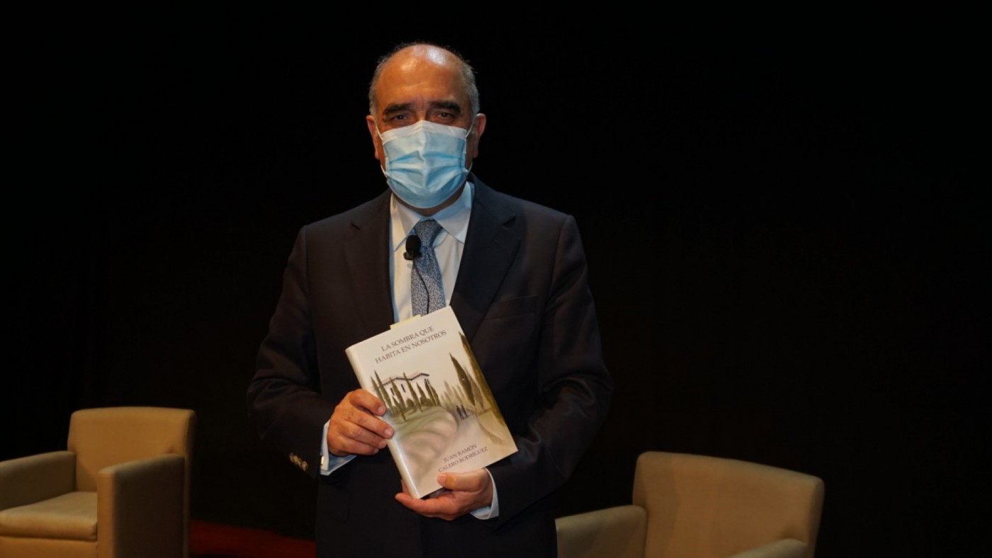 Juan Ramón Calero, con su novela en las manos.