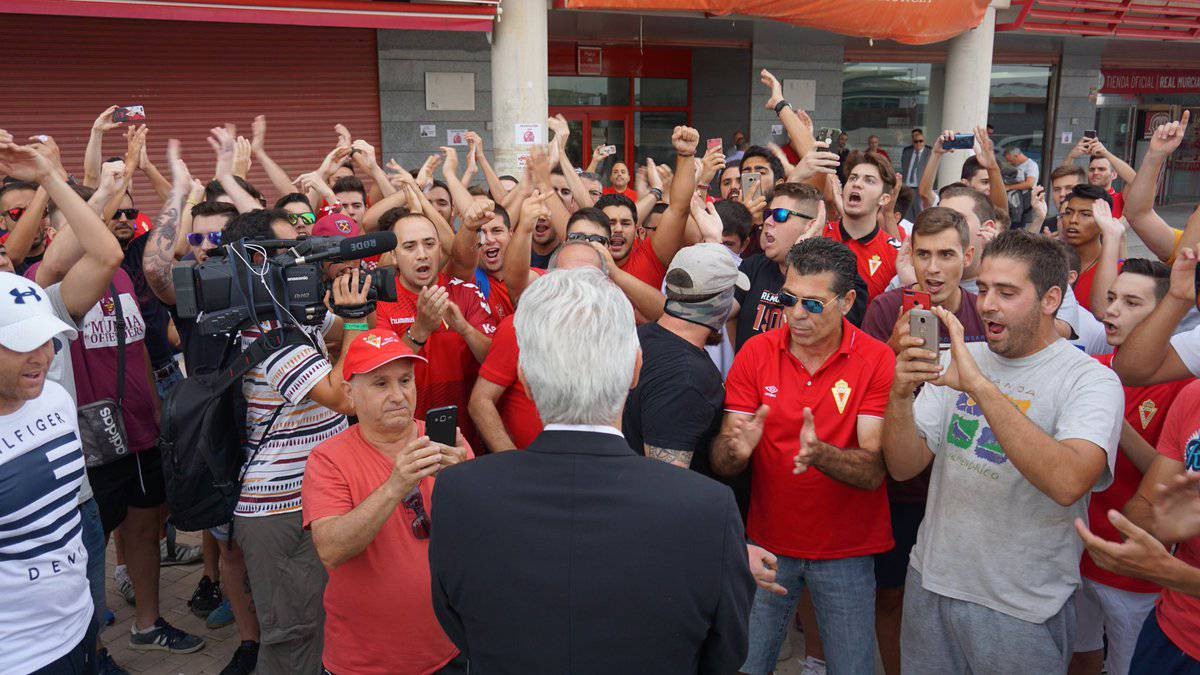 VÍDEO | Insultos y amenazas a García de la Vega a su llegada a Nueva  Condomina